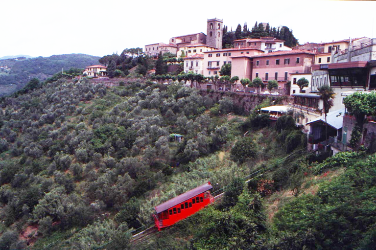 Funicolare storica che sale a Montecatini Alto